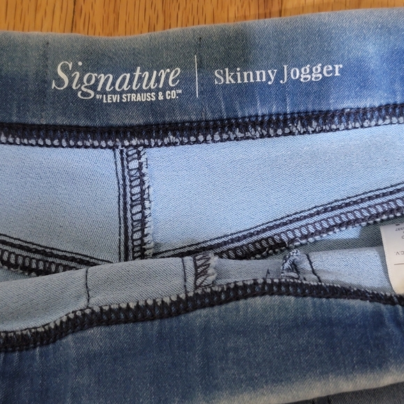 Size 10-30W Signature by Levi Strauss & Co. Light wash jean/leggings/jogger - Picture 6 of 8